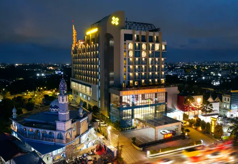 Platinum Hotel & Convention Hall Balikpapan dengan bangunan megah dan fasilitas lengkap